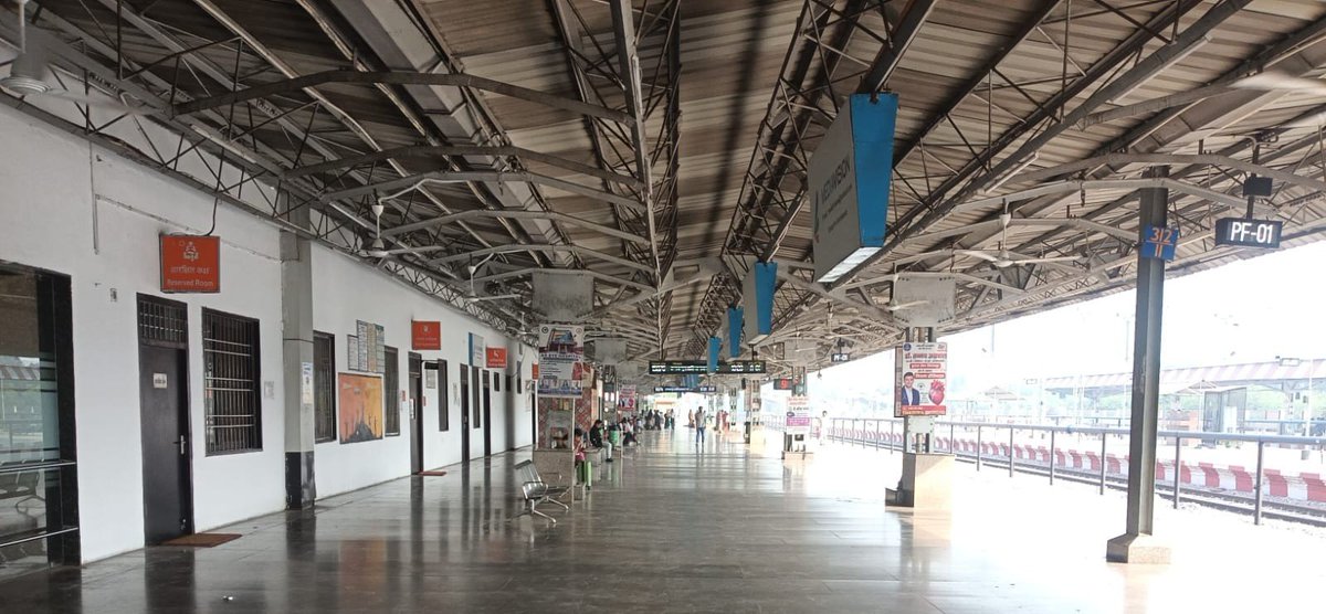 nerailwaygkp's tweet photo. स्वच्छ स्टेशन, सुखद सफ़र !

#SpecialCampaign6 के अंतर्गत गहन साफ-सफाई के ���परांत स्वच्छ व सुंदर इज्जतनगर रेलवे स्टेशन। स्टेशनों पर सघन साफ-सफाई का कार्य निरंतर जारी है।

कृपया रेल परिसर को साफ-सुथरा रखने में अपना सहयोग दें।
#CleanlinessDrive #CleanStation #SCDPM6 https://t.co/JPzDxy4VCB