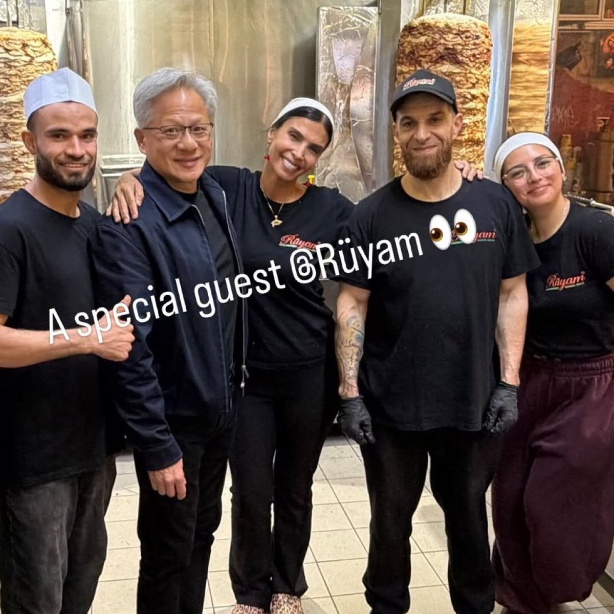ConflictTR's tweet photo. En büyük teknoloji şirketlerinden NVIDIA'nın CEO’su Jensen Huang, korumaları olmadan Türk döneri yemeye gitti. https://t.co/89h1uMtiop