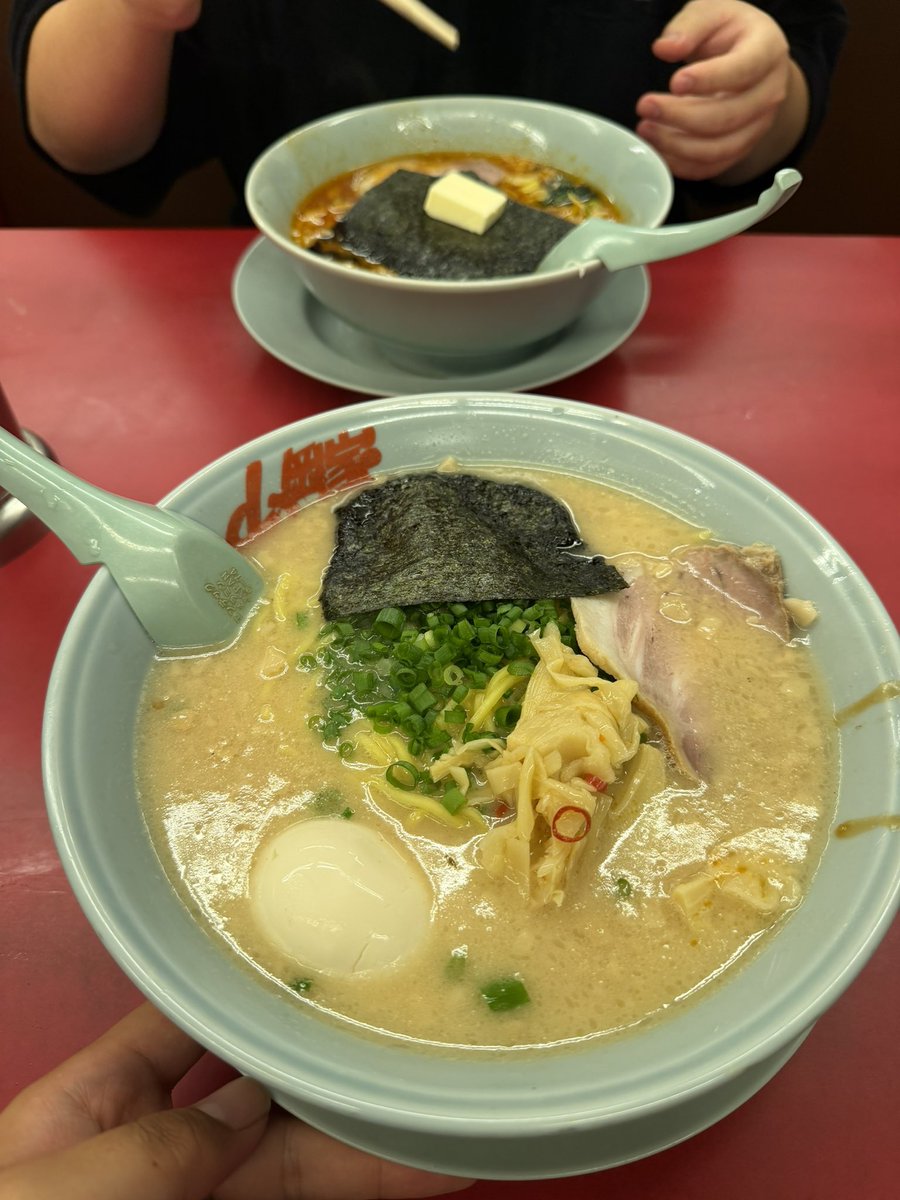 sugio_pos_tech's tweet photo. 山岡家のここ10年間の企業としての成長が本当にすごすぎる。

① 圧倒的なリピーターを生み出す商品力
② 24時間営業×郊外立地という独自の戦略
③ 無理な店舗拡大をせず、既存店の収益力を最大化

単純に店舗数を増やして売上を伸ばすのではなく、1店舗あたりの売上を伸ばし続けているのが本当にすごい。

経営者として学ぶことが多すぎる。

そして何より、僕のこの可愛いマシュマロボディーをここまで育ててくれたのは、山岡家と言っても過言ではない。

山岡家の器を買うくらい愛が強いです！
本当に感謝してます🙏