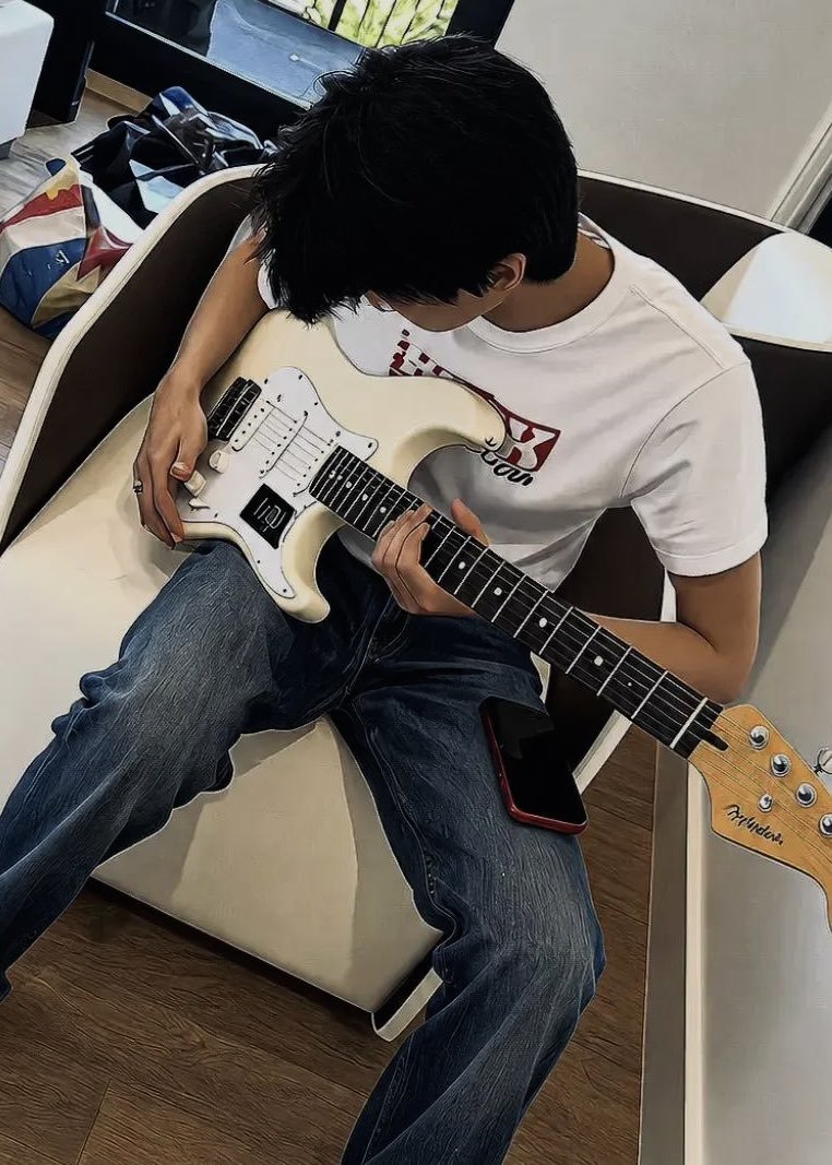 onlyloveAhn's tweet photo. KEONHO AND GUITAR ❤️‍🔥

#KEONHO #ゴンホ #건호 #CORTIS https://t.co/4fARacQDnd