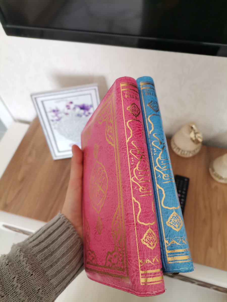 _Saffderunn_'s tweet photo. Babam kız kardeşim ve erkek kardeşim hafızlıklarına başlamadan onlara Kur'anlarını almıştı farklı Kur'anlarda yapınca bunlar kaldı elimizde.Kız kardeşime hocana götür birine hediye etsin dedim,abla senin öğrencilerin olur onlara verirsin dedi.Olur mu bir gün atanır mıyız, nasip. https://t.co/lc4HKRxWr0