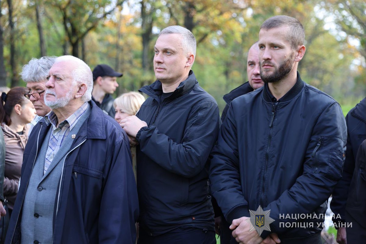 Police_ZP's tweet photo. Затишно та зелено – поліцейські Запоріжжя організували екологічну толоку в парку на острові Хортиця

Деталі:https://t.co/1LOmazrd7H https://t.co/VbiAj4g0mQ
