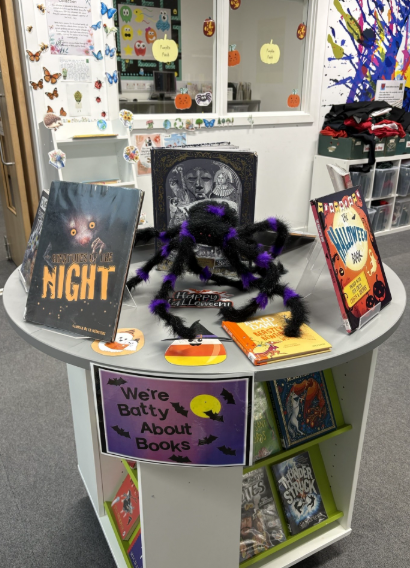 MidLibraries's tweet photo. Our libraries have a great selection of spooooooooky books 👻 

Pop into your local library to see some fun Halloween displays, including this one at Loanhead Library 🕷️
Find your local branch via: https://t.co/UvXoCL2pM3 https://t.co/T67Gc9pRde