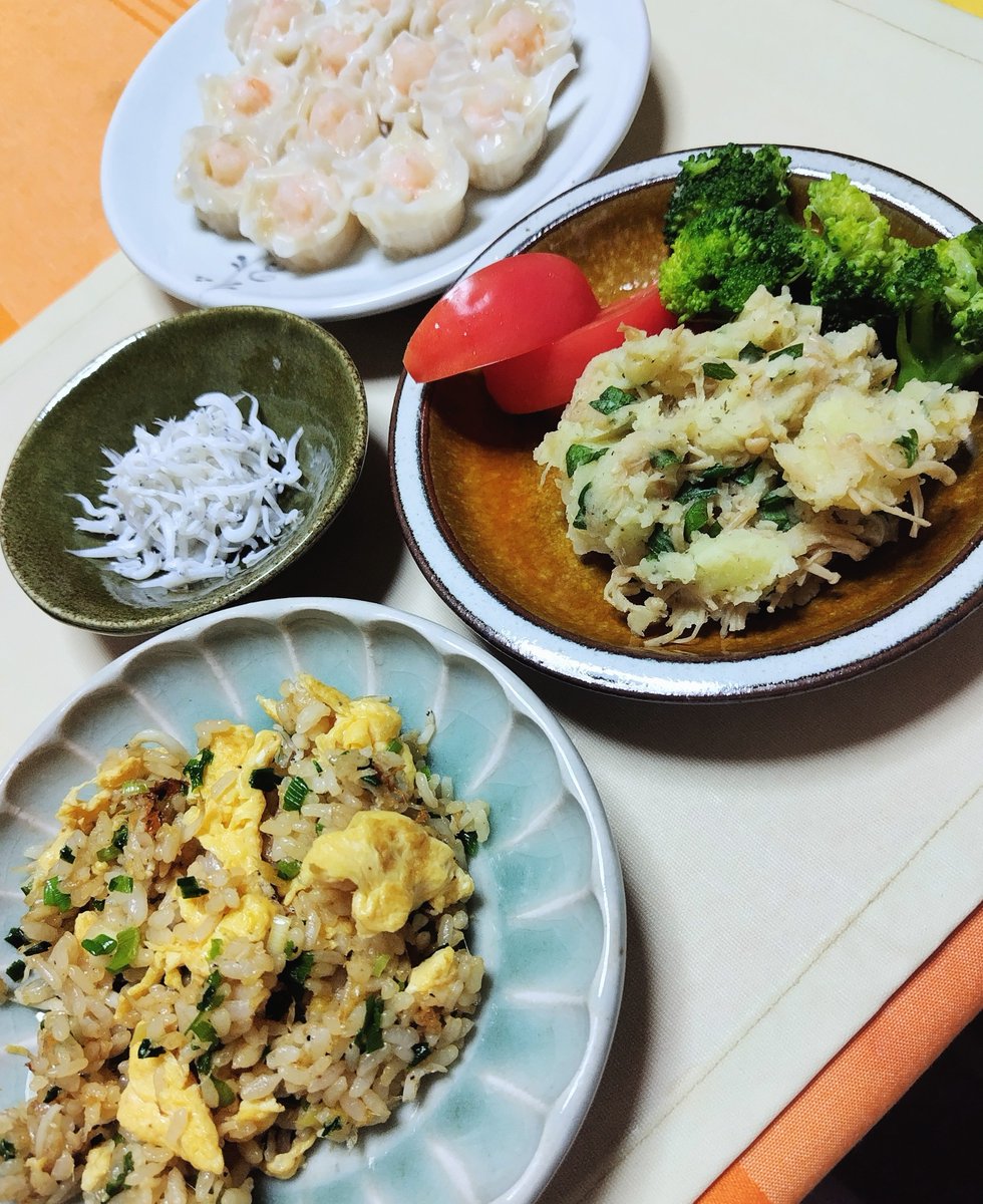 junJuly08's tweet photo. 26.10.24の晩ごはん
🥔✨️なめたけポテサラ
Ak's kitchenさん(@AKskitchen2)のレシピで作りました
生のねぎが苦手なので青じそで
きのこの旨味で なるほどおいしい
なめたけは自家製のものを使用
🥢釜揚げしらすチャーハン
クラシルのレシピを参考に
ママンはつまみになるってウハウハ
🥢まんま釜揚げしらす
なにもかけずに
🥢エビしゅうまい(冷食)
551以外のしゅうまいはエビと決めている
今晩は人様のレシピに助けてもらいました
感謝🙏
🍀
＃おうちごはん
＃料理好きな人と繋がりたい
＃life_is_eating_delicious_food
＃on_a_long_break