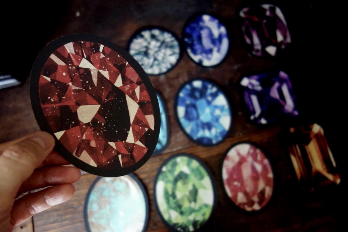 atomicsource's tweet photo. 【通販のお知らせ】

紙の宝石カードセット『宝石泥棒』の通販が始まりました。

https://t.co/ML8Bq1hFSI

💎

｢子供の頃、宝飾広告を切り抜いて集めていた“宝物感”｣をコンセプトに作成した型抜きのカード。
15粒入りです。 https://t.co/dfAckIynV5
