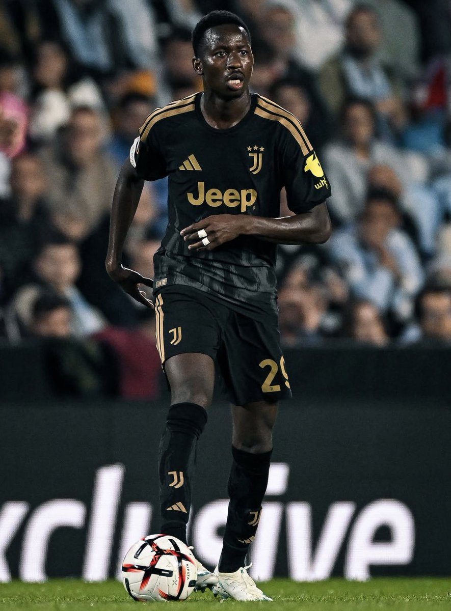 juventusclub19_'s tweet photo. 🇸🇳😶‍🌫️ Pape #Sarr in dubbio per la trasferta di #Lecce: durante il riscaldamento all’intervallo di #JuveRennes ha accusato un risentimento all’adduttore. La convocazione resta possibile, ma la titolarità è a rischio.

📲 @tuttosport https://t.co/5QtbnQDBNo
