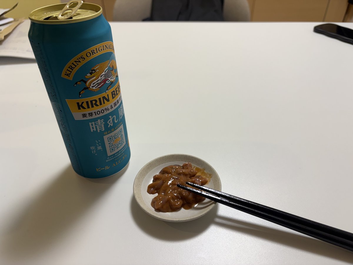 white_gakki's tweet photo. 仕事帰りのおっさんみたいなつまみで夕飯待ち

あ、もうおっさんに片足入れてたか https://t.co/YBAYJDRUwY