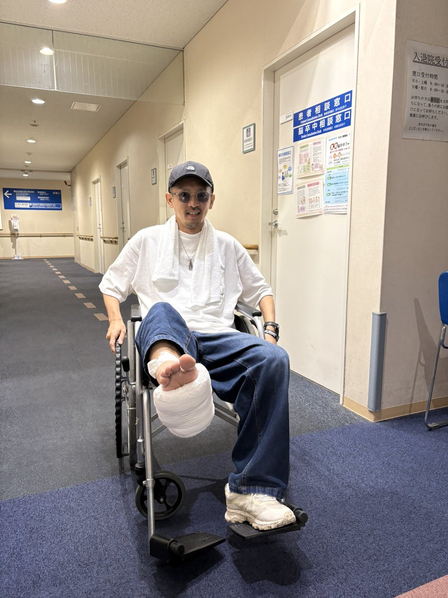 ToruMatsura's tweet photo. ライブ後救急病院に。東京戻って手術して入院1週間、歩けるまでに1ヶ月以上かかるらしいです。ハジけたわ〜 https://t.co/GRbUoAtf1z