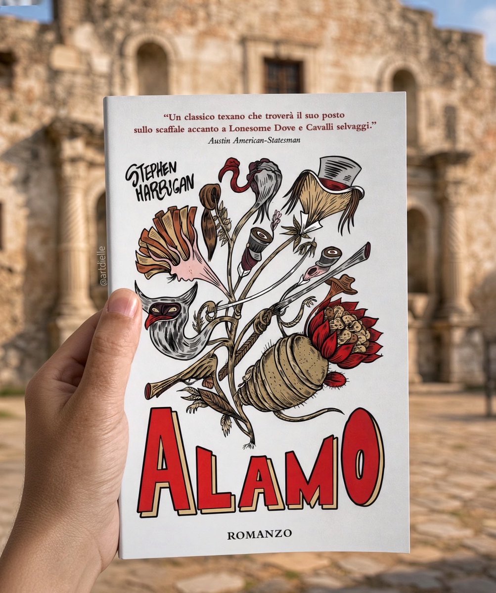 artdielle's tweet photo. Buon sabato amici e amiche. La mia scelta di lettura per #CosaLeggoNelWeekend è “Alamo” di Stephen Harrigan (trad. Nicola Manuppelli, Del Maino).
Grazie a Del Maino che riprende le pubblicazioni è finalmente arrivato in Italia questo romanzo storico, uscito negli Stati Uniti nel 2000 come “The Gates of the Alamo”.
L’ho scelto perché volevo entrare nel mito fondativo del Texas senza restare prigioniero della leggenda. Harrigan non mette al centro Travis, Bowie o Crockett, ma tre personaggi inventati: un botanico solitario che cataloga i fiori per il governo messicano, una locandiera vedova e suo figlio sedicenne. Attraverso di loro racconta l’assedio del 1836 da entrambi i lati, con la pazienza di chi sa che la storia vera sta prima e intorno alla battaglia, non solo dentro.
È un romanzo di 872 pagine che va affrontato senza fretta, che smonta l’epica e restituisce persone, contraddizioni, polvere e sangue. Il tipo di libro che mi incuriosisce quando voglio vedere come si costruisce (e si consuma) un mito nazionale. L’ho iniziato ieri sera e le prime 100 pagine sono volate, fidatevi è davvero appassionante, un vero #folliperilwest 🤠🦬
E voi, cosa state leggendo questo weekend?
