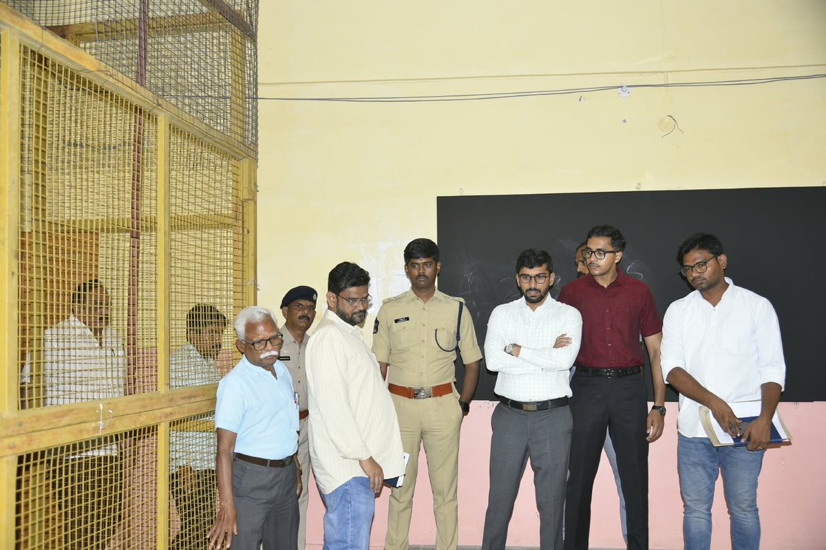AnantapurPolice's tweet photo. 🚔 స్ట్రాంగ్ రూమ్ల భద్రతపై సమీక్ష
SSBN, JNTU కళాశాలల్లోని స్ట్రాంగ్ రూమ్లను పరిశీలించిన కలెక్టర్ ఓ. ఆనంద్ IAS, ఎస్పీ పి. జగదీష్ IPS.
📹 సీసీ కెమెరాలు, సీలింగ్, అగ్నిమాపక భద్రత, పోలీసు బందోబస్తుపై తనిఖీ.
#appolice100 #APPoliceSpace #AnantapurPolice #StrongRoomSecurity https://t.co/vHf2AzXj1H