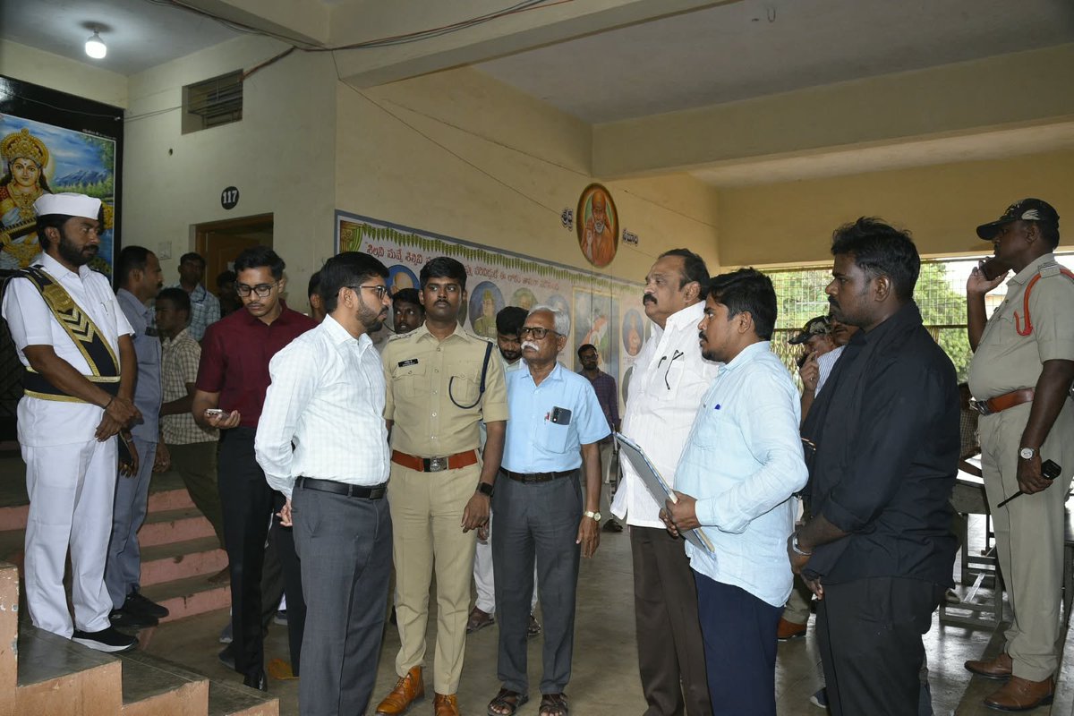 AnantapurPolice's tweet photo. 🚔 స్ట్రాంగ్ రూమ్ల భద్రతపై సమీక్ష
SSBN, JNTU కళాశాలల్లోని స్ట్రాంగ్ రూమ్లను పరిశీలించిన కలెక్టర్ ఓ. ఆనంద్ IAS, ఎస్పీ పి. జగదీష్ IPS.
📹 సీసీ కెమెరాలు, సీలింగ్, అగ్నిమాపక భద్రత, పోలీసు బందోబస్తుపై తనిఖీ.
#appolice100 #APPoliceSpace #AnantapurPolice #StrongRoomSecurity https://t.co/vHf2AzXj1H