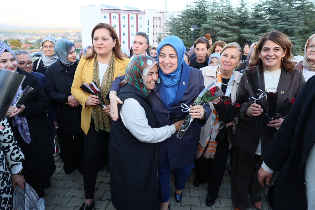 tugbaisikercan's tweet photo. 📍Afyonkarahisar | Sultandağı Anne-Kız Kampı

Afyonkarahisar programlarımız kapsamında; Belediye Başkanımız Sn. Burcu Köksal, İl Kadın Kolları Başkanımız Sn. Hülya Kalaycı ve Genel Merkez Kadın Kolları MYK ve MKYK üyelerimizle birlikte Sultandağı Anne-Kız Kampı’na katıldık.

Annelerimiz ve kıymetli evlatlarıyla bir araya gelerek samimi sohbetlerine ortak olduk; aile bağlarımızı güçlendiren, nesiller arası bağı pekiştiren bu güzel atmosferi paylaştık.