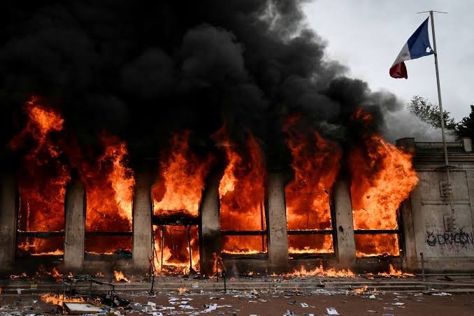 SirenesFR's tweet photo. 🔴 ALERTE INFO | Le TERRORISTE DE TRAPPES visait bien les personnes «NOIRES» et «ARABES» pour venger les commerçants des pillages du 17 octobre selon ses affirmations. (Le Monde) https://t.co/sRB0UWY8ie
