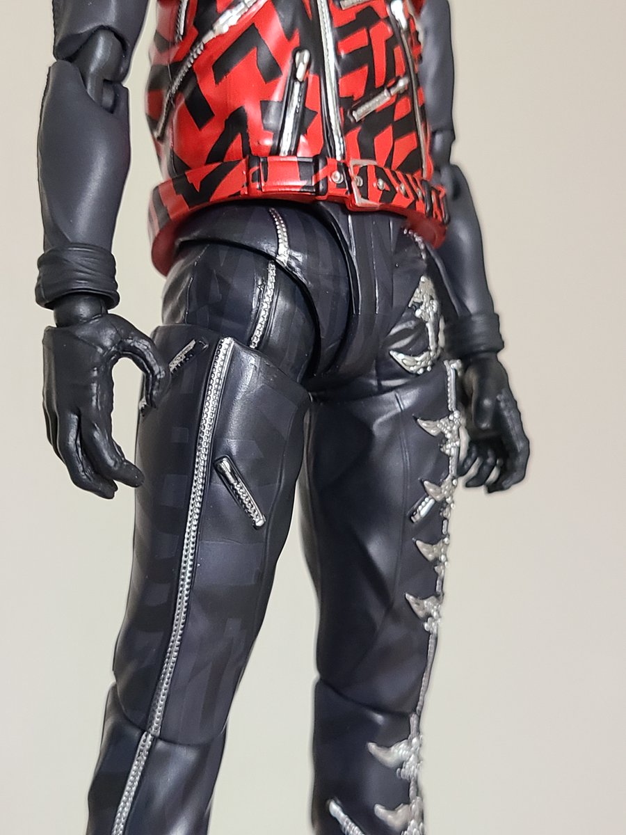 eight_Kamen's tweet photo. S.H.Figuartsクモオーグ
何気にボトムスの模様もしっかり塗り分けられてるのめちゃくちゃ有難いんだけど色が近すぎてパッと見分からないの超勿体ねえ！

作り手の苦悩を想像してしまうわこんなん https://t.co/oNwtbuVdBS