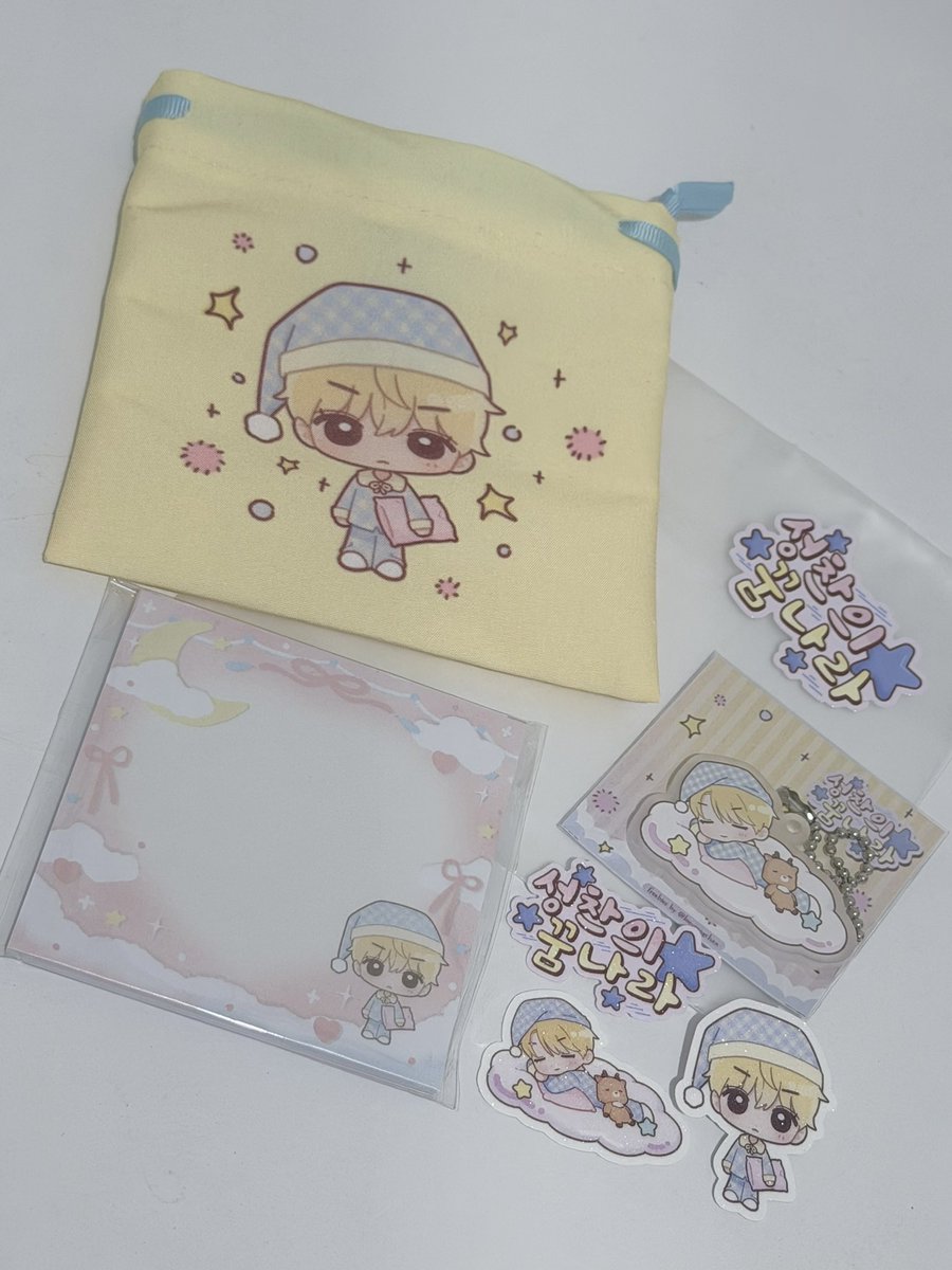 sapiinss's tweet photo. big package from @loevsungchan!! neomu pretty, tysm kakakkk🥰🥰 https://t.co/nvYJrB9OC4