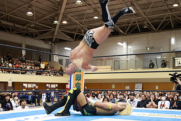 njpwglobal's tweet photo. The first night of Super Jr. Tag League action saw KUUKAI and Master Wato with a main event win, while Ishimori and Robbie X, and HOUSE OF TORTURE picked up points!

#njsjtl A Block update:
https://t.co/7sfP1BGz41

Watch the replay!
https://t.co/UFsNjwzjrI https://t.co/5FWudqKW59