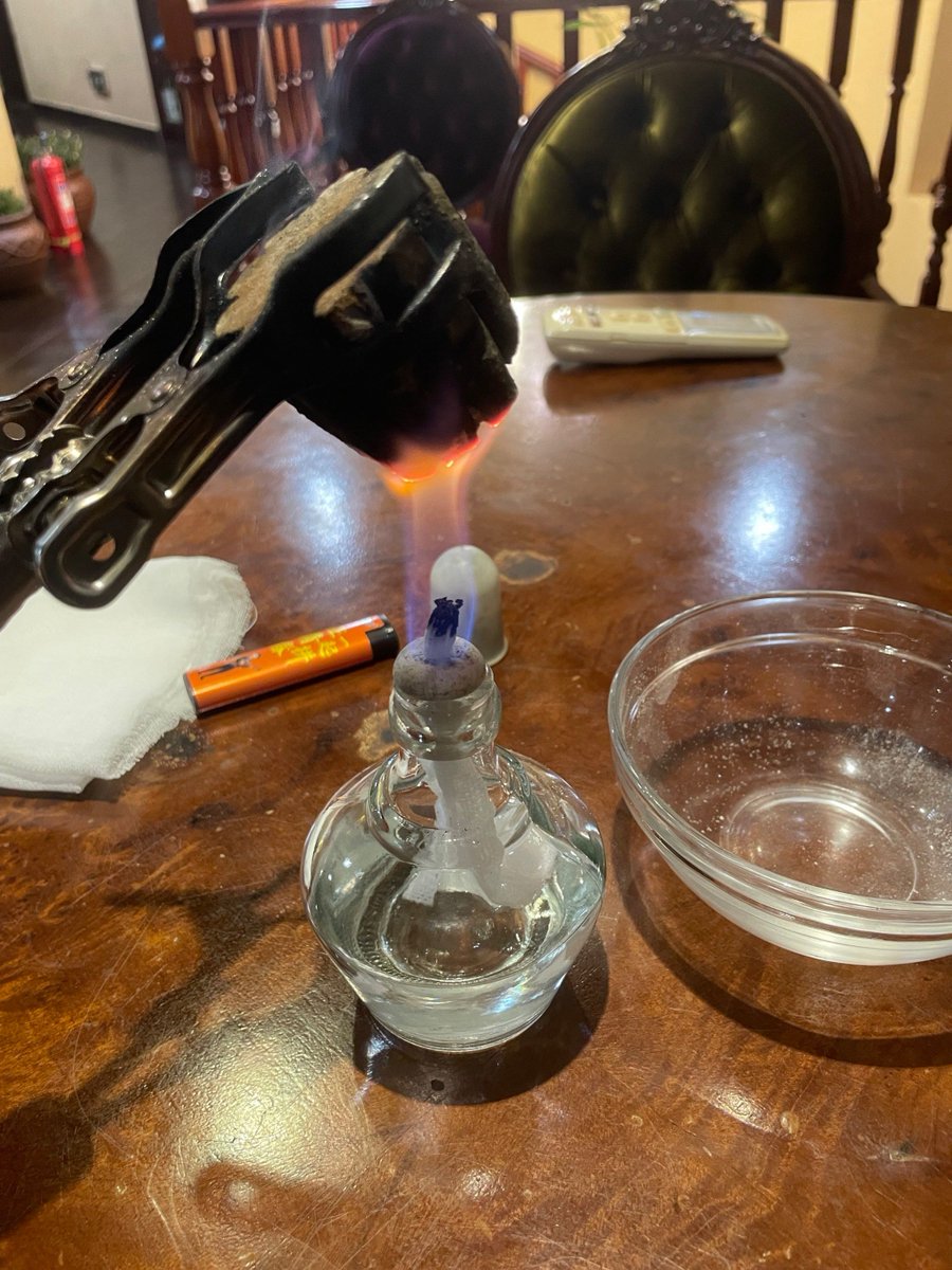 es3_fc's tweet photo. 【瓶に入ったハーブを使い、小さな炎で灸を行う様子。手際よく燃える炎が温かそうです。】 https://t.co/ndpLsHQLHD