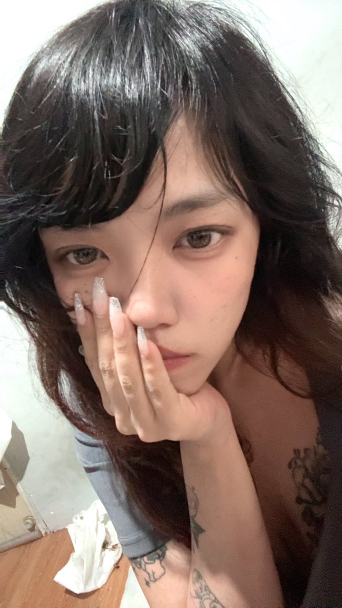 mimi0509qq's tweet photo. 今天突然好想喝酒 https://t.co/DvSae6nSfQ