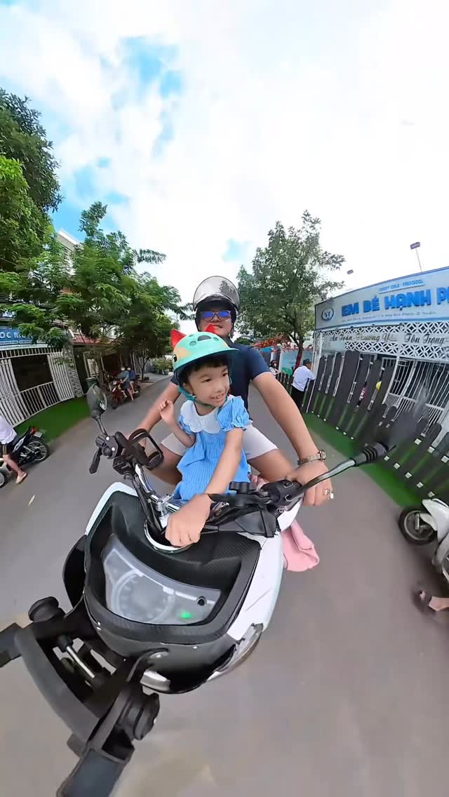ercan54049101's tweet photo. Chúc con bước vào hành trình mới thật nhiều niềm vui. Tạm biệt trường mầm non của Ry, mới ngày nào con còn đến tham quan, vậy mà đã lớn thật nhanh. https://t.co/AfozMXnyVZ