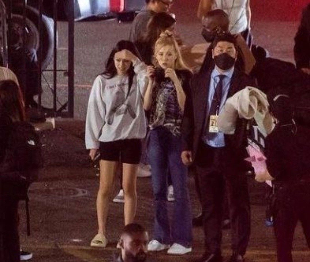 jennieslvl's tweet photo. remember when jennie and rosie took the vmas after party pajama theme literally and showed up in an actual pajamas while everyone else was dressed up 😭 https://t.co/s3JJk8j9nx