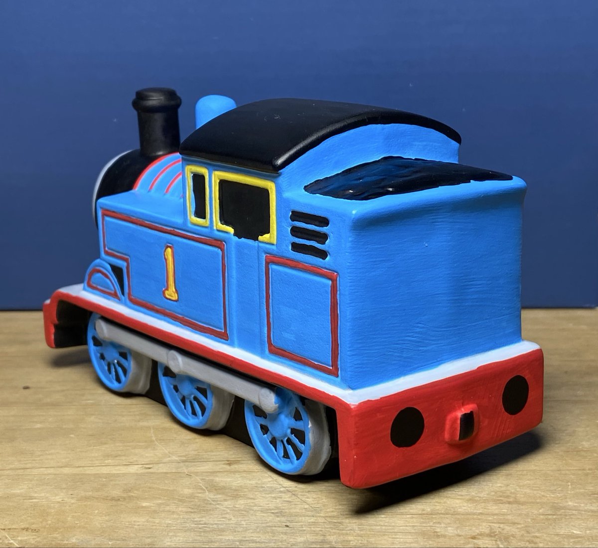 LowerTidmouthS1's tweet photo. 最近陶器製のトーマスを見つけたので、アクリルペンで塗装してみました

アクリル塗装は速乾性があり、失敗しても重ね塗りができるので、納得がいくまでやり直せるのが便利ですねえ https://t.co/8gfkvqt5J4