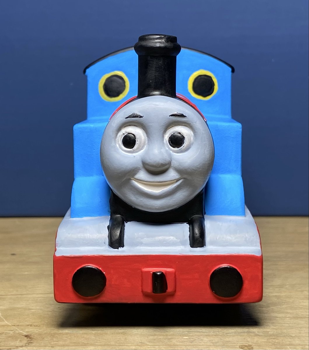 LowerTidmouthS1's tweet photo. 最近陶器製のトーマスを見つけたので、アクリルペンで塗装してみました

アクリル塗装は速乾性があり、失敗しても重ね塗りができるので、納得がいくまでやり直せるのが便利ですねえ https://t.co/8gfkvqt5J4