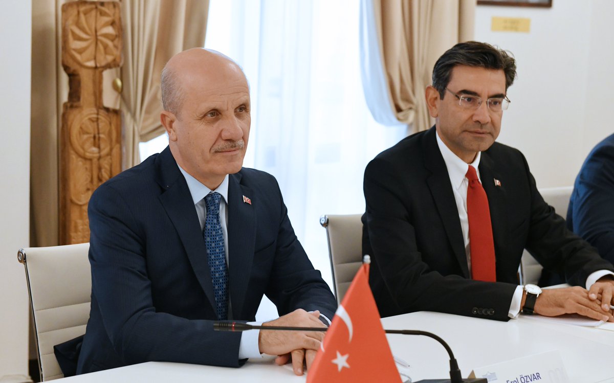 erolozvar's tweet photo. Gürcistan Parlamentosunda Eğitim, Bilim ve Gençlik İşleri Komitesi Başkanı Sayın @LashkhiMariam, Birinci Yardımcısı Sayın Giorgi Chakvetadze ve Türkiye-Gürcistan Parlamentolar Arası Dostluk Grubu Üyesi Sayın Irakli Kadagishvili ile verimli bir görüşme gerçekleştirdik.

İki ülke arasında imzaladığımız Yükseköğretim Mutabakat Zaptı'nı dinamik bir yol haritasına dönüştürmekte kararlıyız.

Gündemimize aldığımız Ortak Çalışma Komitesi ve önümüzdeki dönemde hayata geçirmeyi hedeflediğimiz Türkiye-Gürcistan Üniversiteler Forumu ile akademi dünyamız için niteliksel bir etkileşim kanalı açmayı arzuluyoruz.

Görüşmede ayrıca, Orta Koridor coğrafyasındaki üniversiteleri kapsayan bölgesel bir iş birliği ağı fikrini ele aldık. Bu stratejik hattı bilimsel ve entelektüel iş birlikleriyle derinleştirmeyi son derece kıymetli buluyorum.

Nazik misafirperverlikleri için Sayın Lashkhi ve beraberindeki heyete teşekkür ediyorum.