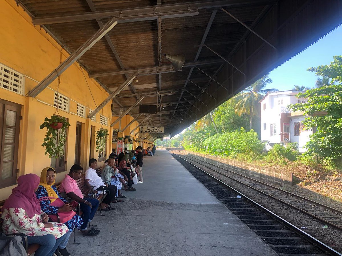 PauJern's tweet photo. Sonntag am Bahnhof. Kommt der Zug? https://t.co/lW8LUA9VgF