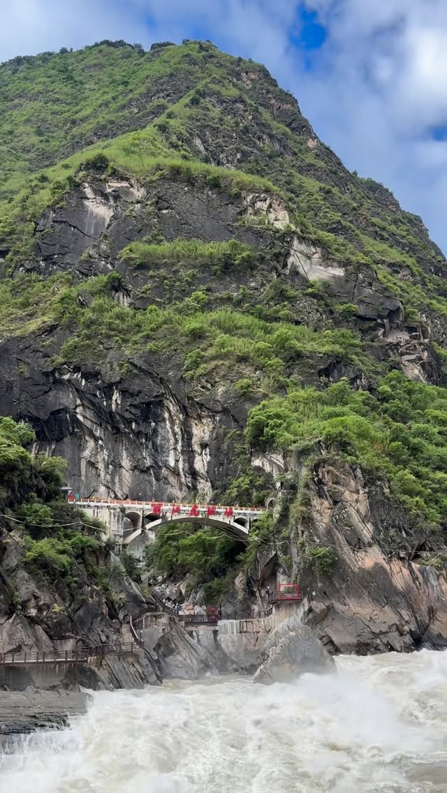 soleyjuanmi's tweet photo. A new favourite place on Earth: where the Jinsha, or Yangtze River, funnels into Tiger Leaping Gorge in Yunnan, China. June 2026. https://t.co/CYMhZHnoEP