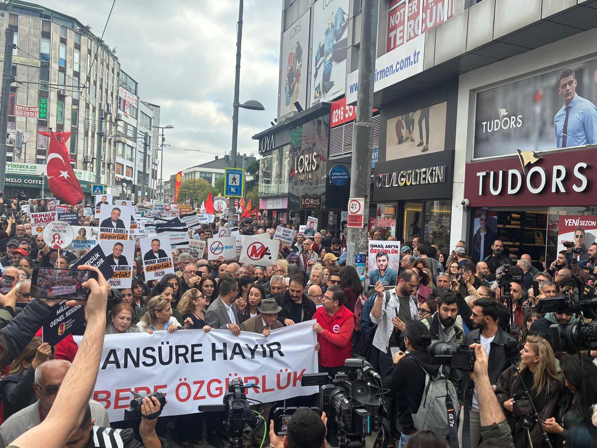 Devrimistanbul_'s tweet photo. Sansür ve tutuklamalarla baskı altına alınmaya çalışılan basın emekçileriyle dayanışmak, “Sansüre Hayır, Habere Özgürlük” demek için Kadıköy’deydik.

AKP yargısının basına yönelik baskılarına ve halkın haber alma hakkının gasp edilmesine karşı mücadelemizi sürdüreceğiz. https://t.co/fpJno0BjKH