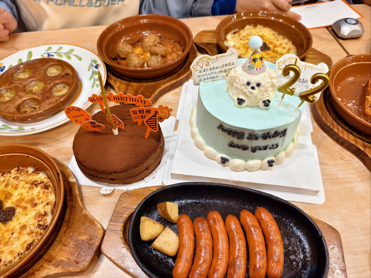 YukiWestRiver's tweet photo. 「拦蔚诒腾がテーブルに置いた美味しそうなスイーツをみんなで囲んで笑顔になる、幸せなひととき」， https://t.co/yXJJjZKwx1