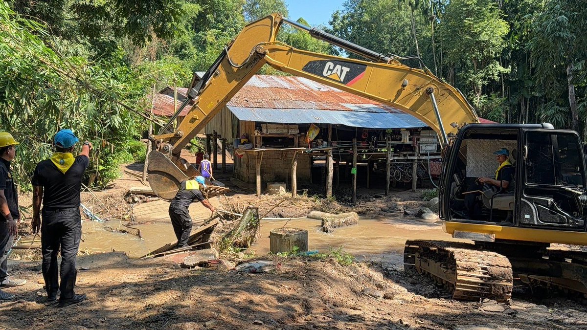 RTARF_PR's tweet photo. เมื่อวันศุกร์ที่ 23 ตุลาคม พ.ศ. 2569 กองทัพไทย โดย หน่วยพัฒนาการเคลื่อนที่ 11 สำนักงานพัฒนาภาค 1 หน่วยบัญชาการทหารพัฒนา จัดจิตอาสาของหน่วย ร่วมกับส่วนราชการ และประชาชนจิตอาสาในพื้นที่ ร่วมกันขุดลอกคลอง ซ่อมแซมฟื้นฟูสะพานบ้านบ้องตี้ และปรับปรุงภูมิทัศน์บริเวณสถานศึกษา ที่ได้รับผลกระทบจากอุทกภัย เนื่องในวันปิยมหาราช โดยมี นางสาววริษฐา  สงวนเสริมศรี ผู้ว่าราชการจังหวัดกาญจนบุรี เป็นประธาน ณ โรงเรียนบ้านบ้องตี้ ตำบลบ้องตี้ อำเภอไทรโยค จังหวัดกาญจนบุรี

#oneteamทัพไทย
#จิตอาสา
#จิตอาสาพระราชทาน
#นทพ
#กองทัพไทย