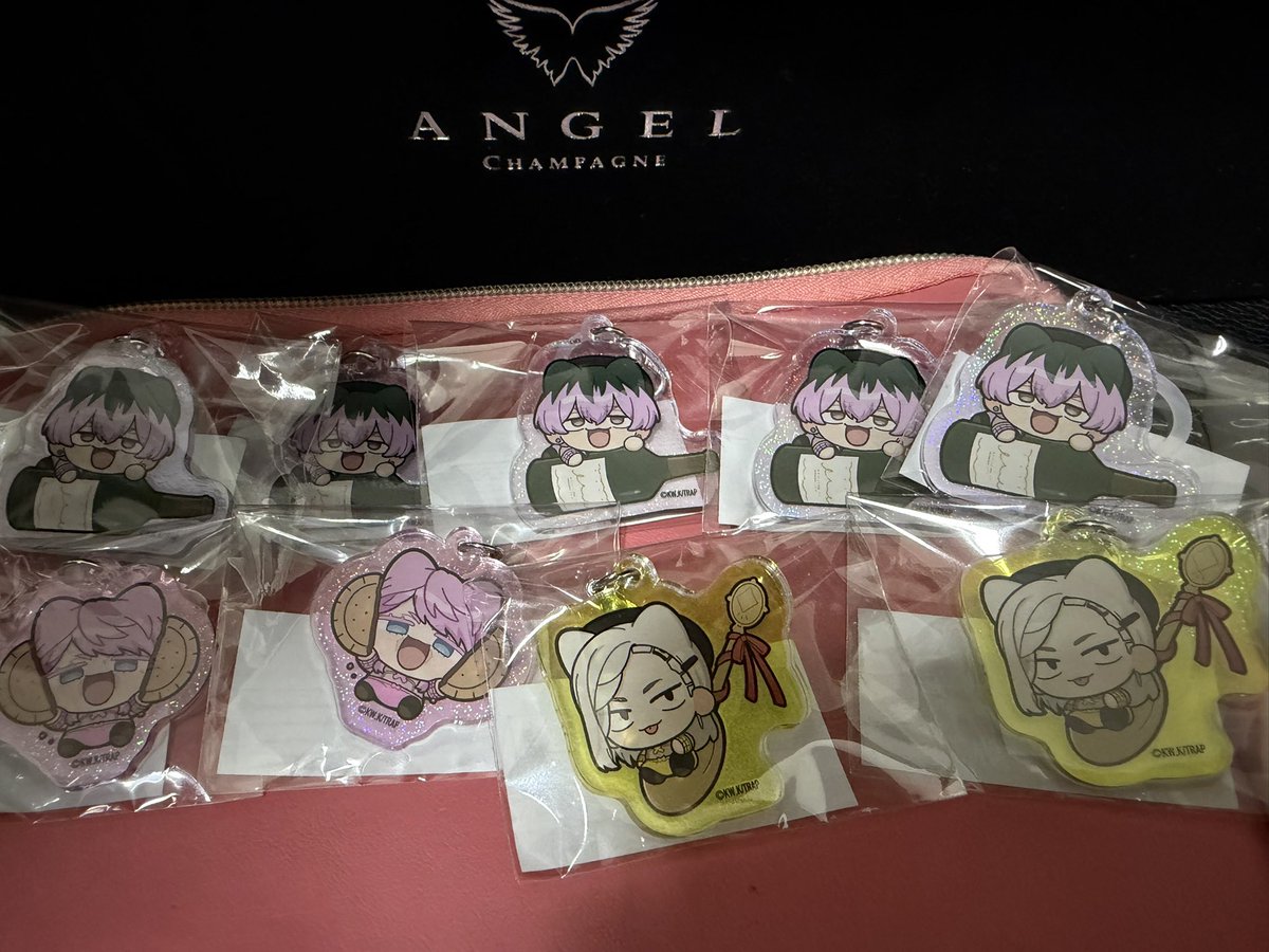 errorcode404not's tweet photo. 可愛いじゃん…なんか知らんけど缶バッジとカードほぼ同数だな https://t.co/jDQqldvNtk