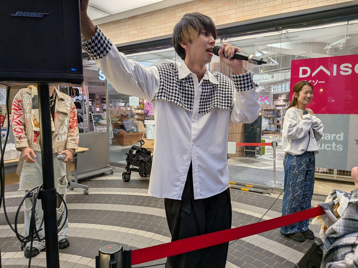 wvMcF7S71tuBeBk's tweet photo. けやきプラザさん
LeoLoopさん
ミズカさん
☔が降ったり止んだりでした😅
でも１部、２部本当に楽しかったです😊✌

最高じゃん😍
ガシャ１部、２部で３０００円使いました😊✌
プロマイド２人のラッキー🥰
LeoLoopバッチGET💐
１１月７日、８日も会いましょ🥰

一緒に遊べて嬉しかったです😍 https://t.co/7bTlH2nZug