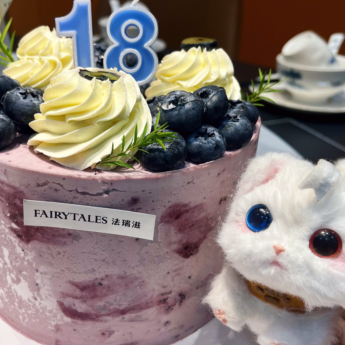 CatLeafgrass's tweet photo. happy birthday!......oh don't eat your bouquet💐❗
let's have some cake🎂
#prsk_FA #屋上組 #類瑞 https://t.co/EpGydiImmy