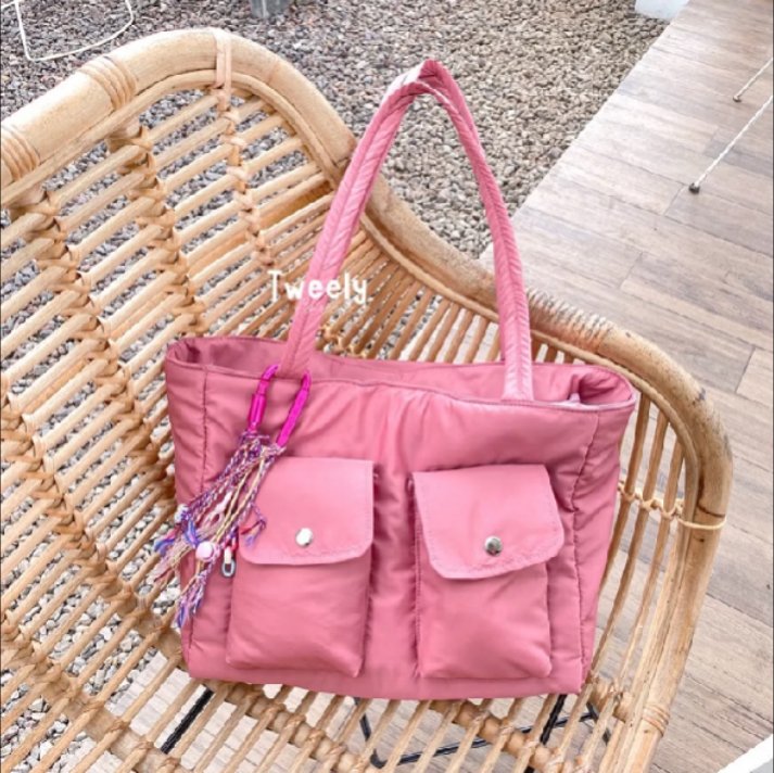 syafj8w0's tweet photo. pink totebag + outfit gemes = combo paling cantikkk 🎀🩰 https://t.co/ehTHPzycbP