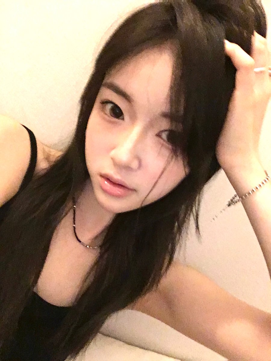 vvup_universe's tweet photo. [#수연] Weverse post
October almost over 🌚

 #VVUP #비비업 #SUYEON #수연 https://t.co/crf4RAYg9O