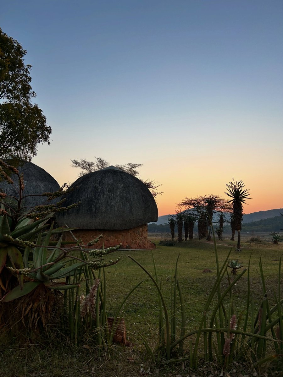 Larmtin's tweet photo. Eswatini nos sorprendió: Mantenga, sus cascadas y Mlilwane tienen una magia difícil de explicar. Entre contrastes, paisajes y una calidez humana inolvidable, el valle de Ezulwini se quedó con un trocito de nuestro corazón. https://t.co/t72KfWFzgT