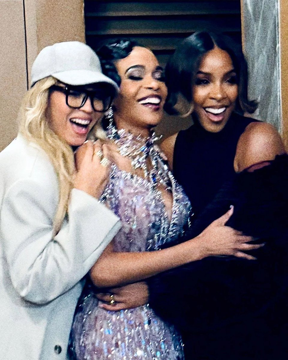 beychels's tweet photo. i’m always gonna love a DC3 reunion♥️ https://t.co/n4VrmjN1pP