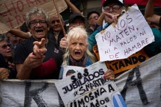 asperomundo's tweet photo. Desde que Milei gobierna Argentina, la industria ha perdido más de 97.000 empleos registrados, según el CEPA. Y más de la mitad de los industriales dice que su principal problema es la falta de compradores.

Es lo que ocurre al liberar el mercado como propone la Escuela Austríaca, la doctrina que inspira al presidente: cada fábrica que cierra deja parados, y cada parado es otro hogar que deja de comprar.

Esas recetas pueden cuadrar las cuentas del Estado, pero son nocivas para las mayorías sociales, que pagan el ajuste con su empleo, sus pensiones y su capacidad de compra.

La destrucción creativa de las vidas de las personas no debiera ser el precio a pagar por una mayoría social, aun cuando todavía está por comprobar que el carácter creativo de esa destrucción.
https://t.co/buvRQKCZSA
@cuervingenuo
@mocliamgez
@Gui_Baskerville
@BareaIlsa2
@ahonram
@HelRotwang