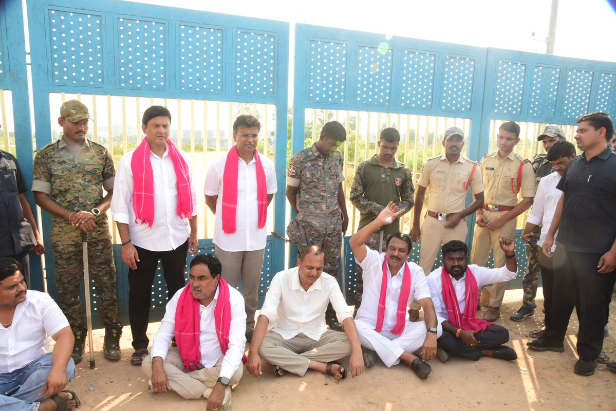 D_SudheerReddy's tweet photo. కన్నెపల్లి పంప్‌హౌస్‌లోకి వెళ్లకుండా ప్రధాన గేటుకు తాళం వేయడంతో, గేటు ఎదుట బైఠాయించి నిరసన వ్యక్తం చేసిన బీఆర్ఎస్ ఎమ్మెల్యేల బృందం.
#BRS #KaleshwaramProject #KannepalliPumpHouse #Telangana https://t.co/SqNvDnoUJJ