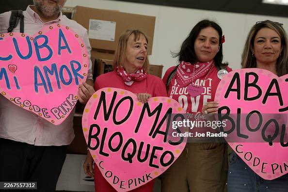 MagJorgeCastro's tweet photo. ⚠️⚠️Defensora del castrismo, señalada por sus vínculos con figuras de la inteligencia iraní.

Medea Benjamin, cofundadora de CODEPINK, aparece en una investigación de The Telegraph por sus contactos con dirigentes de una organización sancionada por EE. UU. por facilitar operaciones de inteligencia iraníes.

Su organización ha impulsado protestas contra Israel en Reino Unido. Benjamin, recibida por Díaz-Canel en La Habana, también ha respaldado públicamente al régimen cubano.
