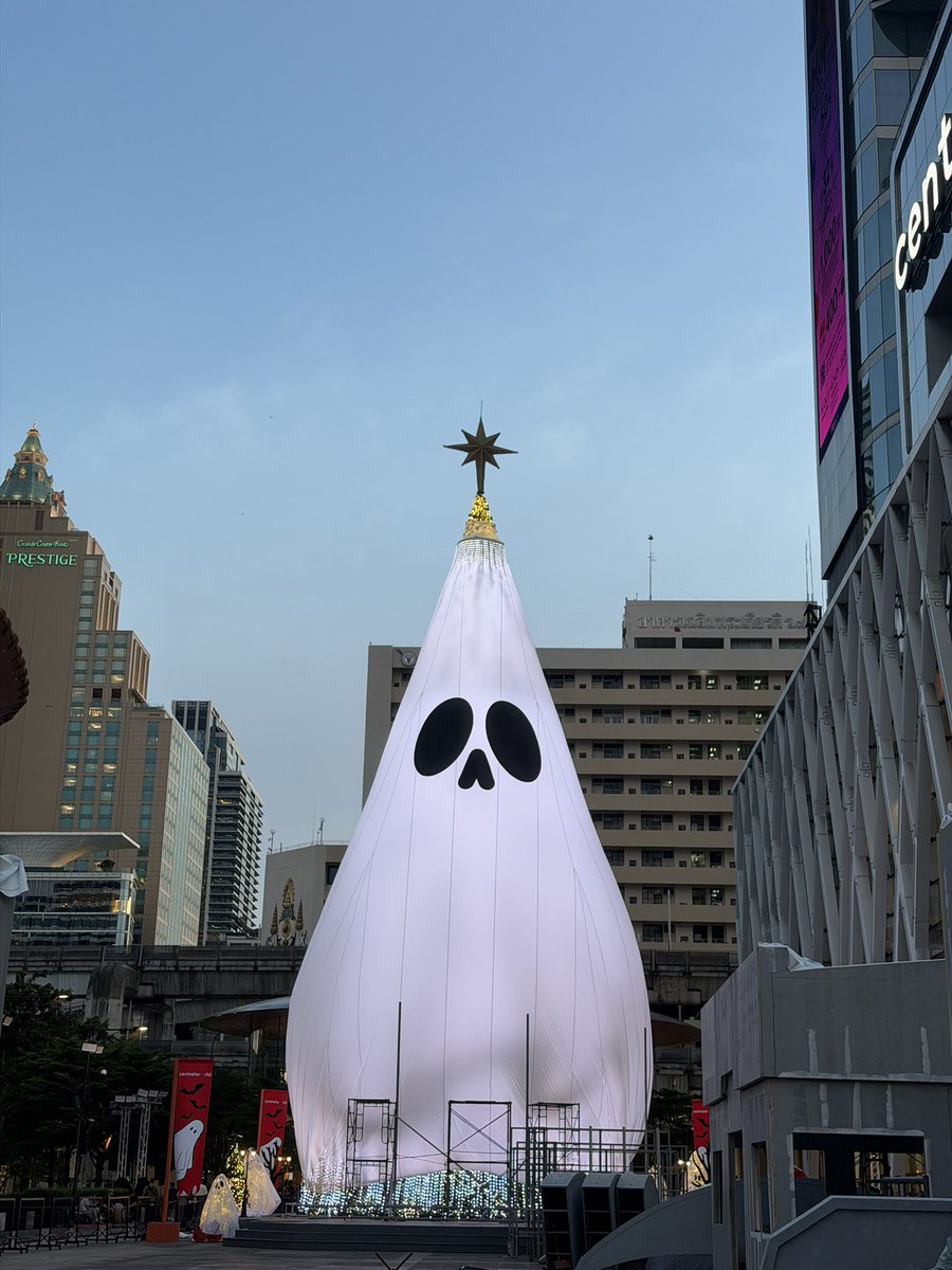SSivawoot's tweet photo. มาถ่ายรูปน้องกุ๊กกู๋ SpookyBoo ฮาโลวีน 👻💬 หน้าลานเซ็นทรัลเวิลด์ 🕸️ น้องแอบมีลูกเล่นเปลี่ยนสีเปลี่ยนไฟ 🖤 น่ารักมาก ค่ำๆไม่ร้อน บรรยากาศดีมาก

#CTWSpookyBoo #CTWHalloween2026 https://t.co/Kk4d4Vxk0Q