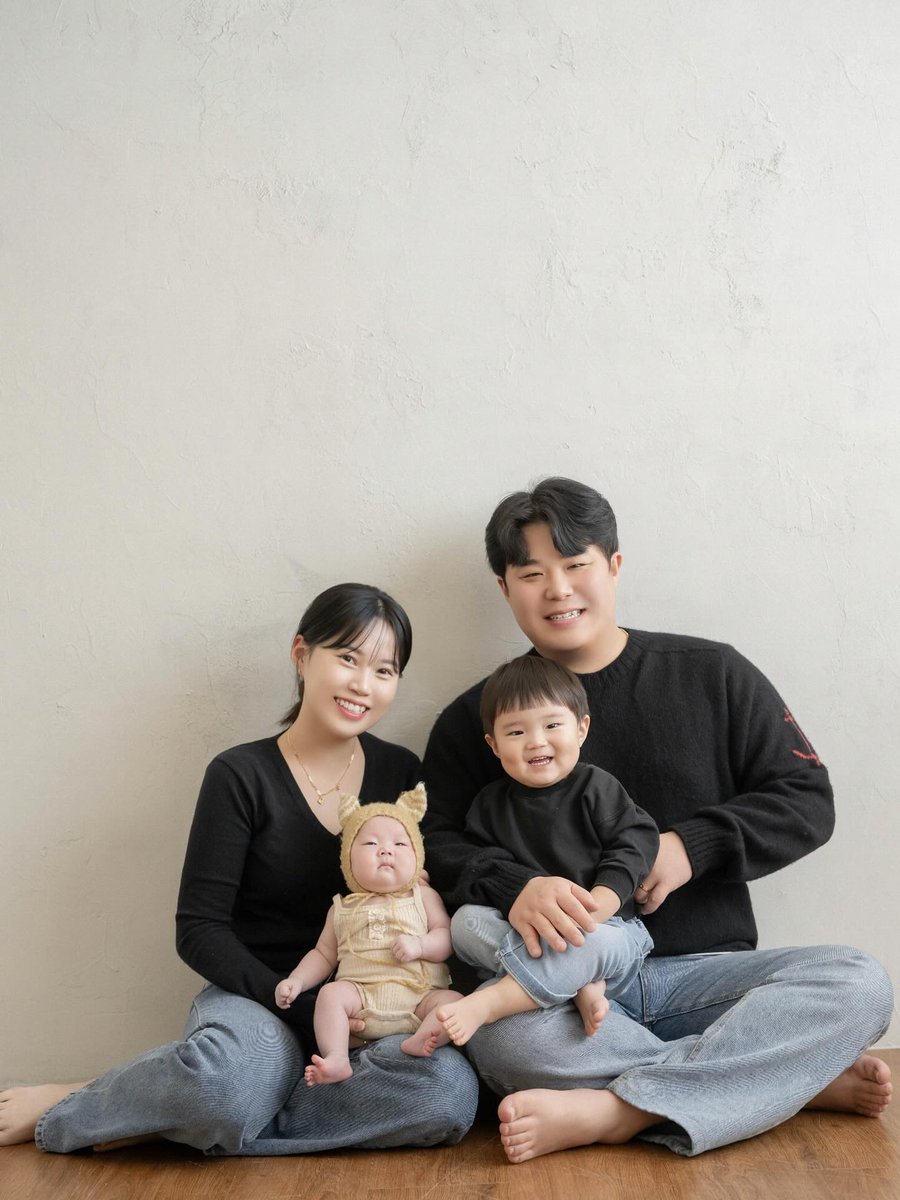 DevinxEStaffEgO's tweet photo. 이나 50일 기념 완전체 가족 사진

애 둘 육아는 10개월 품는 것보다 훨씬 힘들지만, 얼굴 보면 너무 예쁘고 행복해요. 이한이와 이나로 가득한 우리 가족, 엄마 아빠가 더 잘해볼게. 2026년엔 좋은 일만 가득하길. https://t.co/LdSQlz08qw