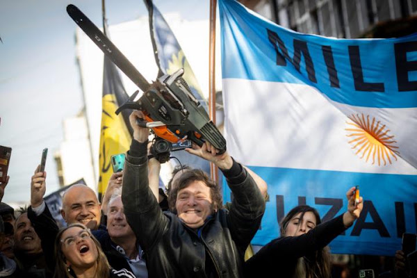 asperomundo's tweet photo. Cuando las recetas de la Escuela Austríaca, la doctrina económica de menos Estado y mercado libre, dan buenos resultados, sus defensores los presentan como prueba de la teoría. Cuando traen cierres, paro y pobreza, culpan a la herencia recibida o piden más tiempo.

Argentina, donde Milei aplica esa doctrina, lo demuestra. Sus recetas pueden cuadrar las cuentas del Estado, pero son nocivas para las mayorías sociales, que pagan el ajuste con su empleo, sus pensiones y su capacidad de compra.

Y mientras tanto, se pide a la mayoría social que espere indefinidamente.

La destrucción creativa de las vidas de las personas no debiera ser el precio a pagar por una mayoría social, aun cuando todavía está por comprobar que el carácter creativo de esa destrucción.
https://t.co/buvRQKCZSA
@cropotquin
@DjOnedah
@caputxetadepics
@UIDWisconsin
@Viriato616
@Ned_Ludd_
