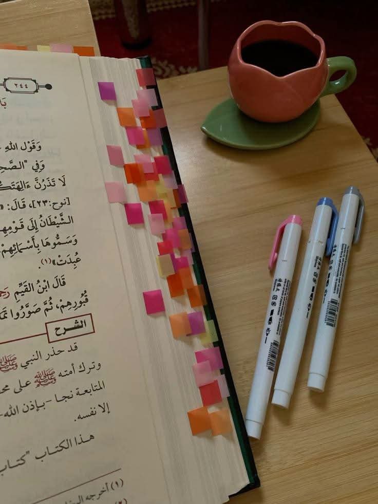 RoaaAboNasser's tweet photo. -
ڪانَ أَڪثَرُ دُعاءِ النَّـبِيِّ ﷺ: « رَبَّنا آتِنا فِي الدُّنـيا حَسَنَةً ، وَفِي الآخِرَةِ حَسَنَةً ، وَقِنا عَذابَ النَّارِ»

قالَ ابنُ ڪَثِير رَحِمَهُ اللـه : 
• الحَسَنَةُ فِي الدنـيا : تَـشـمَلُ ڪُلَّ مَطـلُوبٍ دُـنـيَوِيٍّ مِن عافِيَةٍ ، وَ دارٍ رَحـبَةٍ ، وَزَوجَةٍ حَسَنَةٍ ، وَوَلَدٍ بارٍّ ، وَرِزقٍ واسِعٍ ، وَعِلـمٍ نافِعٍ ، وَعَمَلٍ صالِحٍ .

• الحَسَنَةُ فِي الآخِرَةِ: فَـأَعلاها دُخُولُ الجَـنَّةِ ، وَتَوابِعُهُ مِنَ الأَـمنِ مِنَ الفَزَعِ الأَڪـبَرِ فِي العَرَضاتِ وَيَسِيـرِ الحِسابِ وَغَيـرِ ذلِك مِن أُمُورِ الآخِرَةِ .

• الوِقايَةُ مِنَ النَّارِ: فَهُوَ يَـقـتَضِي تَيـسِيـرَ أَسـبابِها فِي الدُّـنـيا مِن اجـتِـنابِ الـمُحَرَّماتِ وَتَرڪِ الشُّـبُهاتِ. 

فَصاَرَ هذا الدُّعاءُ، أَجـمَعُ دُعاءٍ وَأَڪـمَلُهُ ، وَلِذا ڪانَ هذا الدُّعاءُ أَڪثَرُ دُعاءِ النَّـبِيِّ ﷺ.