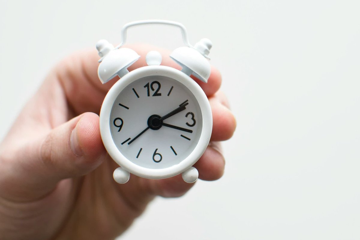 JournalDuGeek's tweet photo. Changement d'heure : pensez à reculer votre montre d'une heure cette nuit ! https://t.co/CIfLt5O0QE #news https://t.co/KUzcZuzN3L