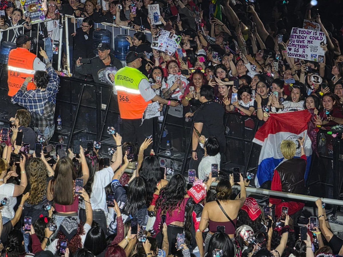 BTSPYDAILY's tweet photo. [🇵🇾]Más fotos de la poderosa bandera paraguaya en el concierto de anoche. 🇵🇾🔥

Créditos a quien corresponda estas fotos nacionales 

@BTS_twt #BTS #BTSARMY https://t.co/2mrXbE78xS