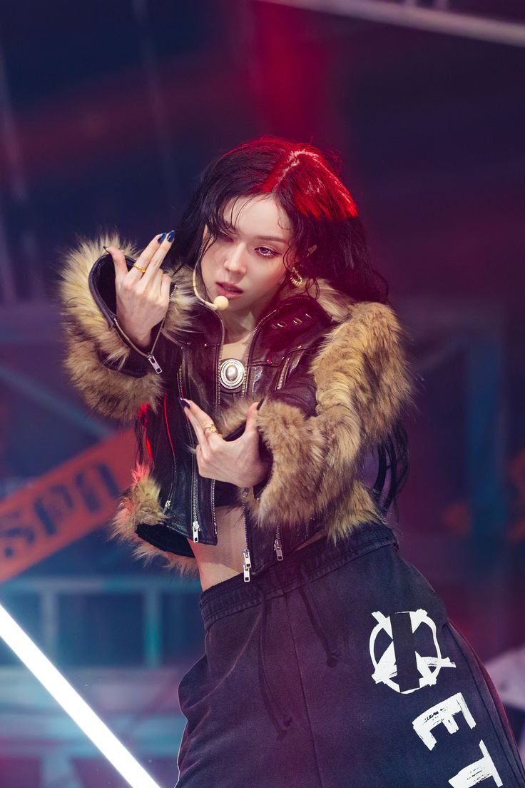 lisamjeong's tweet photo. i love when winter did the fingering pose 🫦🫦 https://t.co/YhylBrP0aD