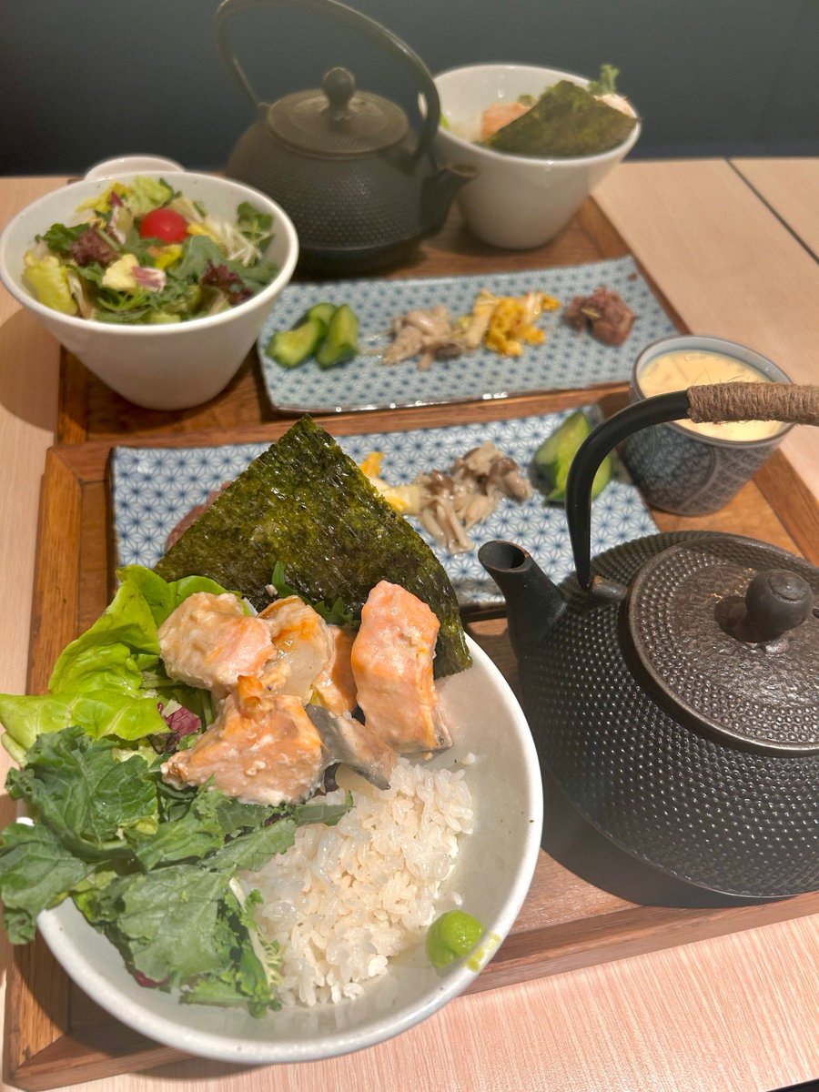 Ayajkmp's tweet photo. [今日の競技食事会、新メニューはガチで美味しくて、仲間の顔がみんな笑顔で足元のカーペットを軽く踩んで盛り上がってる！惩りずにまた来たくなるね！] https://t.co/ghyegRKLP5